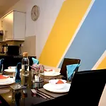 Cozy Home Near City, Sleeps 5, Free Parking, Wifi