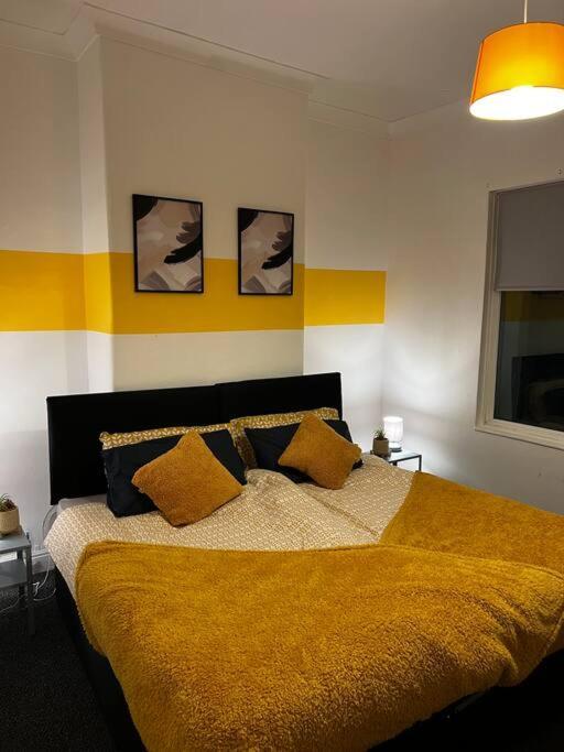 Cozy Near City, Sleeps 5, Free Parking, Wifi Apartment Liverpool
