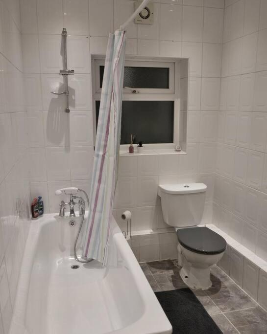 Cozy Near City, Sleeps 5, Free Parking, Wifi Liverpool